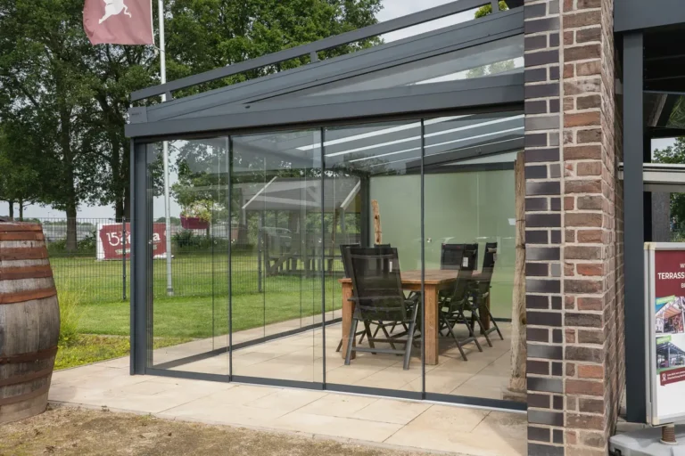 Anthrazite Alu-Terrassenüberdachung mit Glasschiebewänden