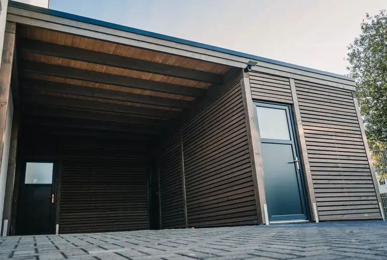 Carport mit Schuppen aus Holz mit Rhombusleisten