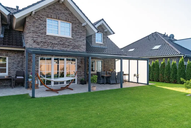 Freistehende Aluminium Terrassenüberdachung in anthrazit