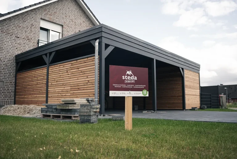 Falchdachcarport aus Holz mit Geraeteraum