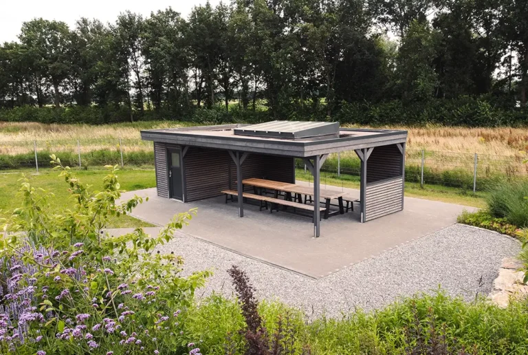 Flachdachcarport aus Holz mit Lichtausschnitt