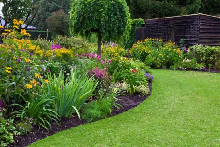 Garten mit Blumenbeet und Rasen