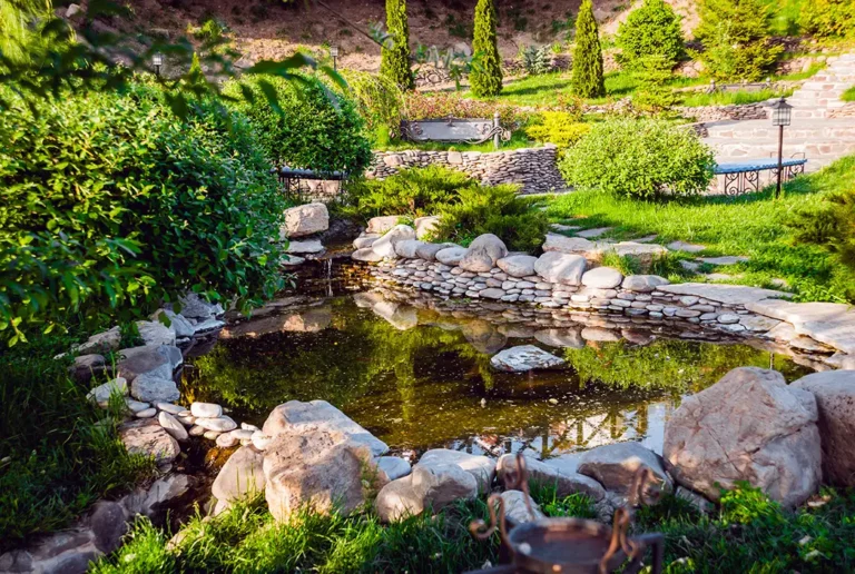 Gartenteich mit Naturstein Rand