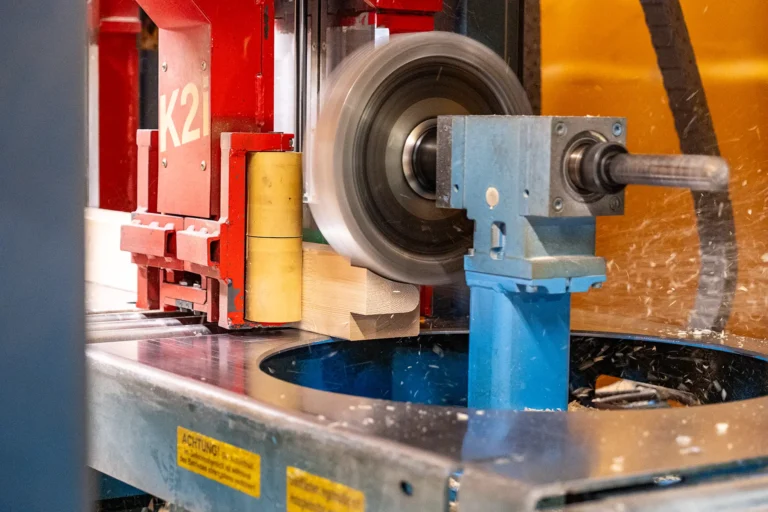 CNC-Bearbeitung eines Holzprofils