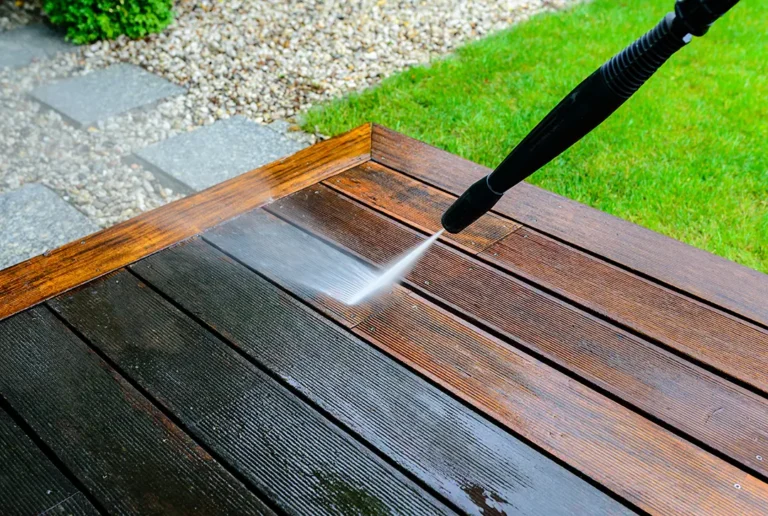 Holzboden für die Terrasse, wird gerade gewaschen