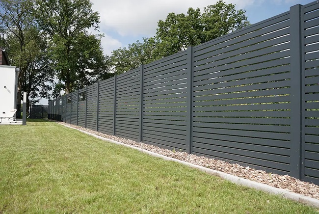 Anthrazitfarbender Zaun im Garten