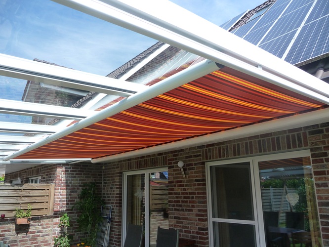 Unterglasmarkise mit roten streifen