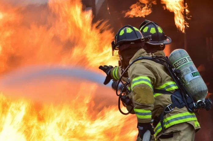 Feuerwehr löscht Brand