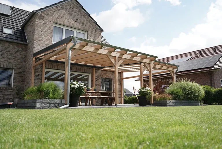 Holz Terrassenüberdachung mit VSG Glasdach als transparente Eindeckung über einer Terrasse