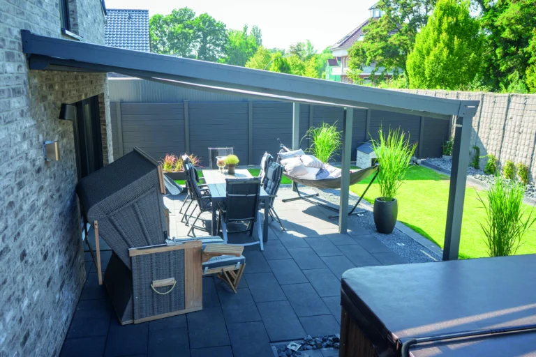 Terrassenüberdachung mit Strandkorb, Hängematte und Betonplatten