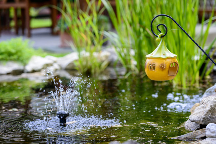 Teich mit Wasserspiel und Garten Deko