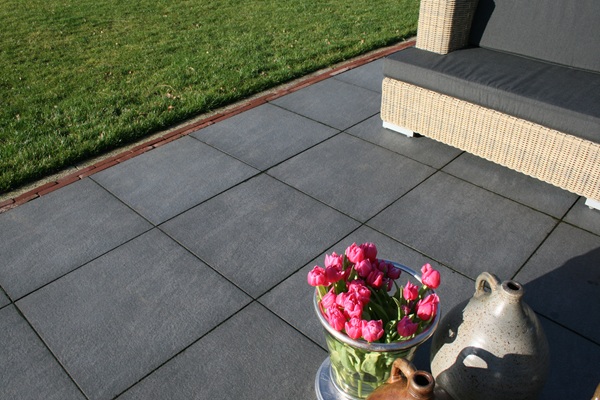 Betonsteine im Garten in grau