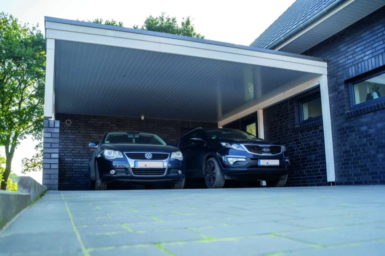 Carport mit zwei Autos