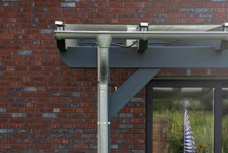 Dachrinne mit Fallrohr an einer Terrassenüberdachung