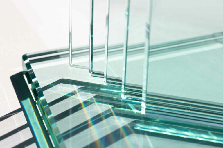 Glas mit geschliffenen Kanten