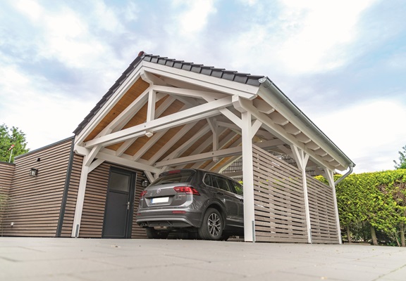 Braun weiß gestrichenes Holz Carport