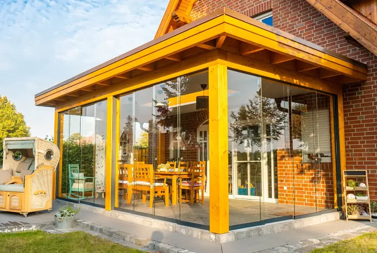 Terrassenüberdachung aus Holz mit Glasschiebewände